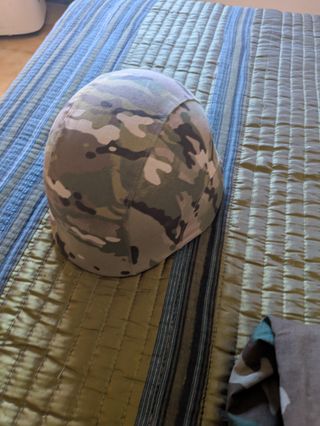 Uniforme Multicam con casco y chambergo
