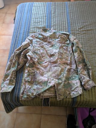 Uniforme Multicam con casco y chambergo