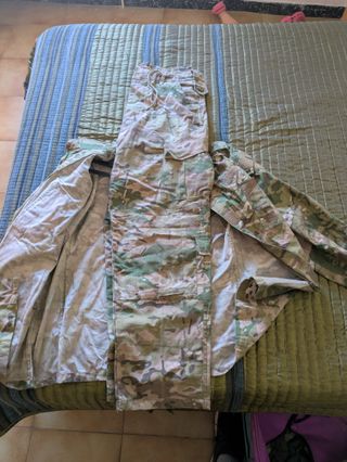 Uniforme Multicam con casco y chambergo