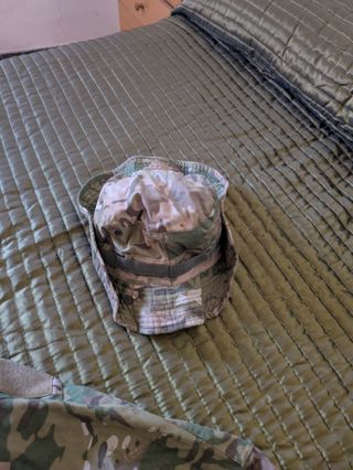 Uniforme Multicam con casco y chambergo