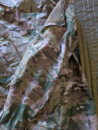 Uniforme Multicam con casco y chambergo