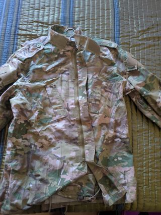 Uniforme Multicam con casco y chambergo