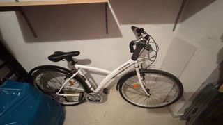 Bicicleta B'Twin blanca
