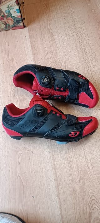 Zapatillas ciclismo rojas y negras