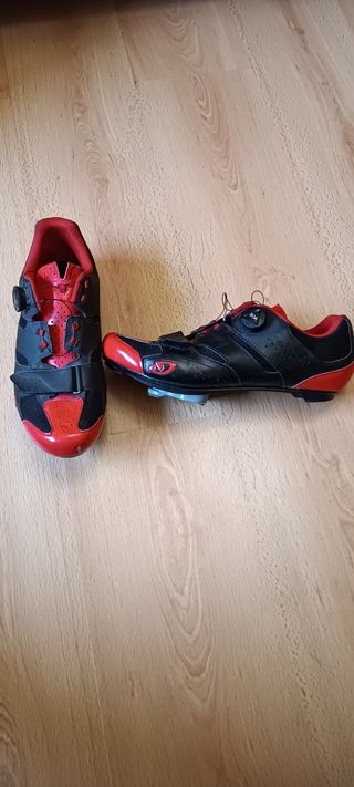 Zapatillas ciclismo rojas y negras