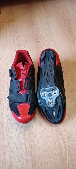 Zapatillas ciclismo rojas y negras