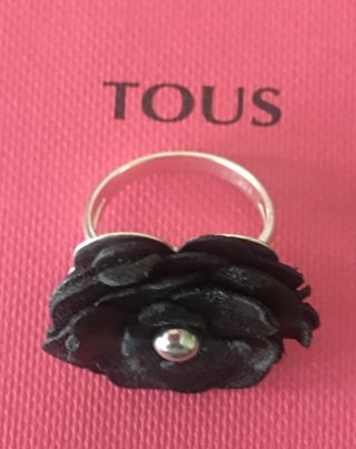 Anillo Tous plata, piel negra