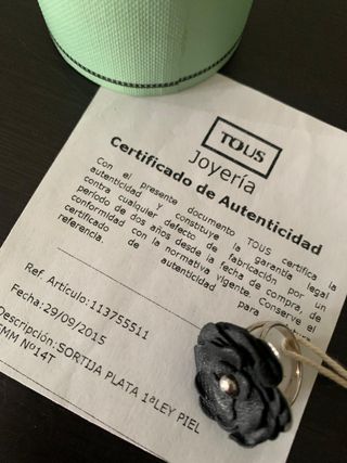 Anillo Tous plata, piel negra