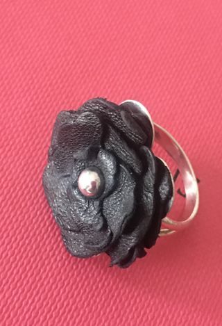 Anillo Tous plata, piel negra
