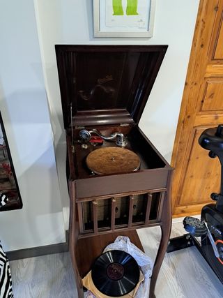 Gramola Bell antigua con mueble