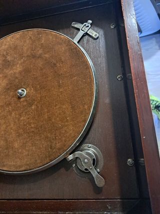 Gramola Bell antigua con mueble