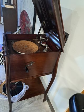 Gramola Bell antigua con mueble