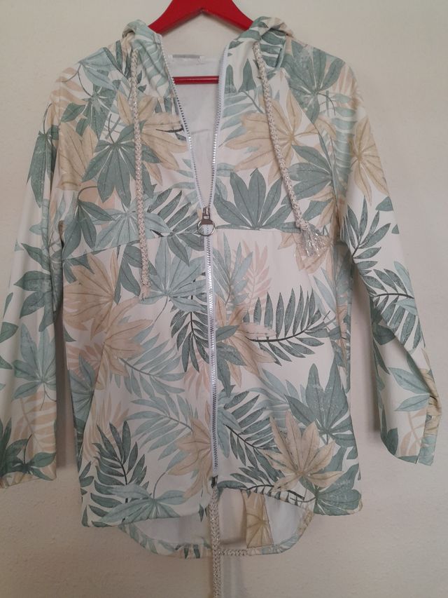 Chaqueta ligera hojas verdes