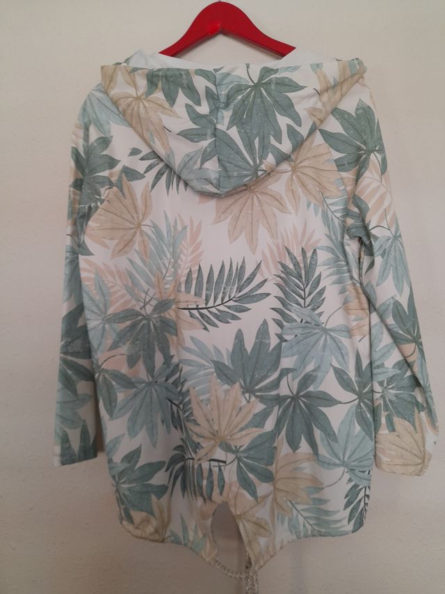 Chaqueta ligera hojas verdes