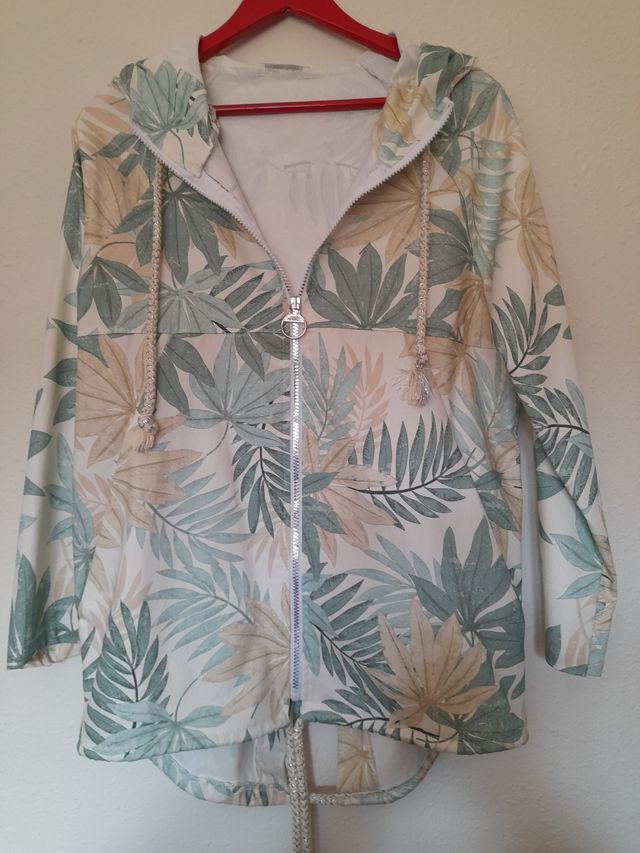 Chaqueta ligera hojas verdes