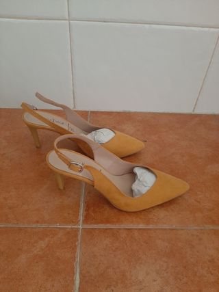 Sandalias amarillas, piel,  Daniela Vega