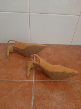 Sandalias amarillas, piel,  Daniela Vega