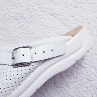 Zuecos sanitarios piel blanco unisex Dian