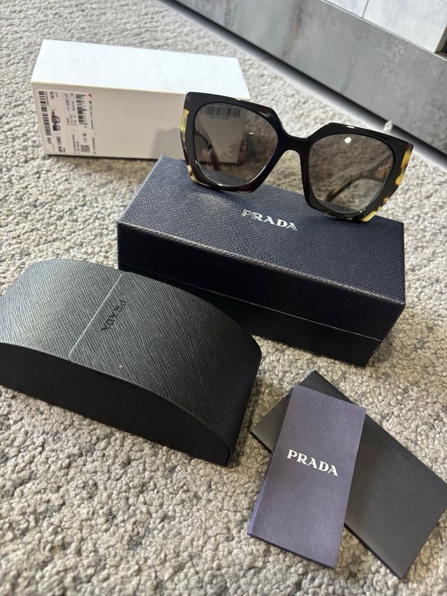 Gafas Prada - marrón y negro
nuevas originales