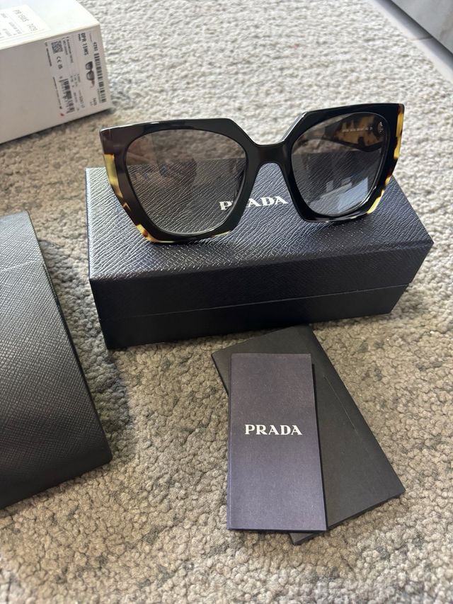 Gafas Prada - marrón y negro
nuevas originales