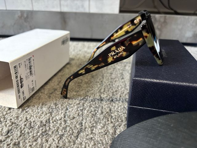 Gafas Prada - marrón y negro
nuevas originales