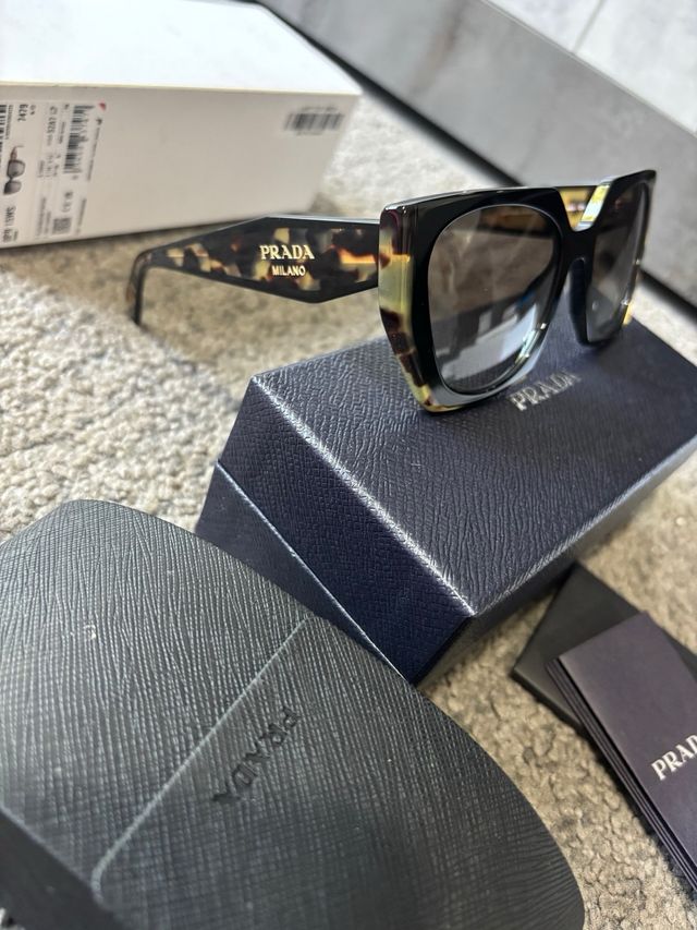 Gafas Prada - marrón y negro
nuevas originales