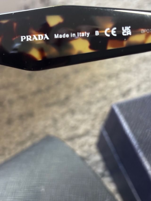 Gafas Prada - marrón y negro
nuevas originales