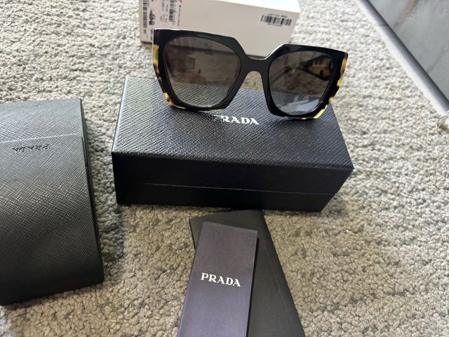 Gafas Prada - marrón y negro
nuevas originales