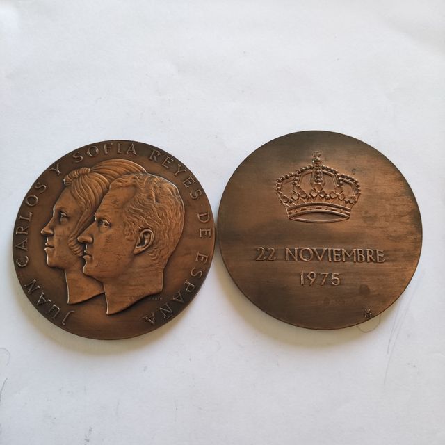 DOS MONEDAS CONMEMORATIVAS REINADO DE ESPAÑA.
