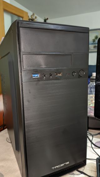Torre PC sobremesa negra