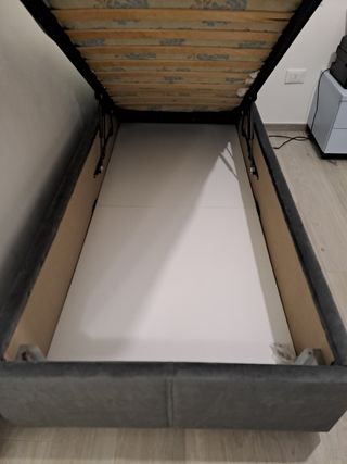 Letto singolo grigio con contenitore