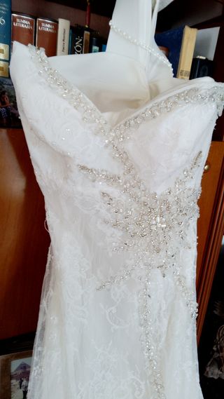 VESTIDO DE NOVIA CON PEDRERÍA.