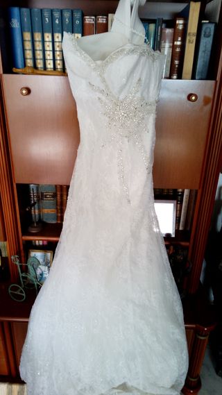 VESTIDO DE NOVIA CON PEDRERÍA.