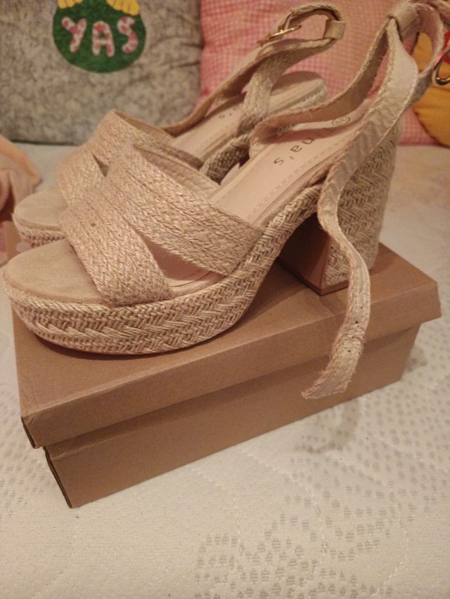 Sandalias cuña beige mujer