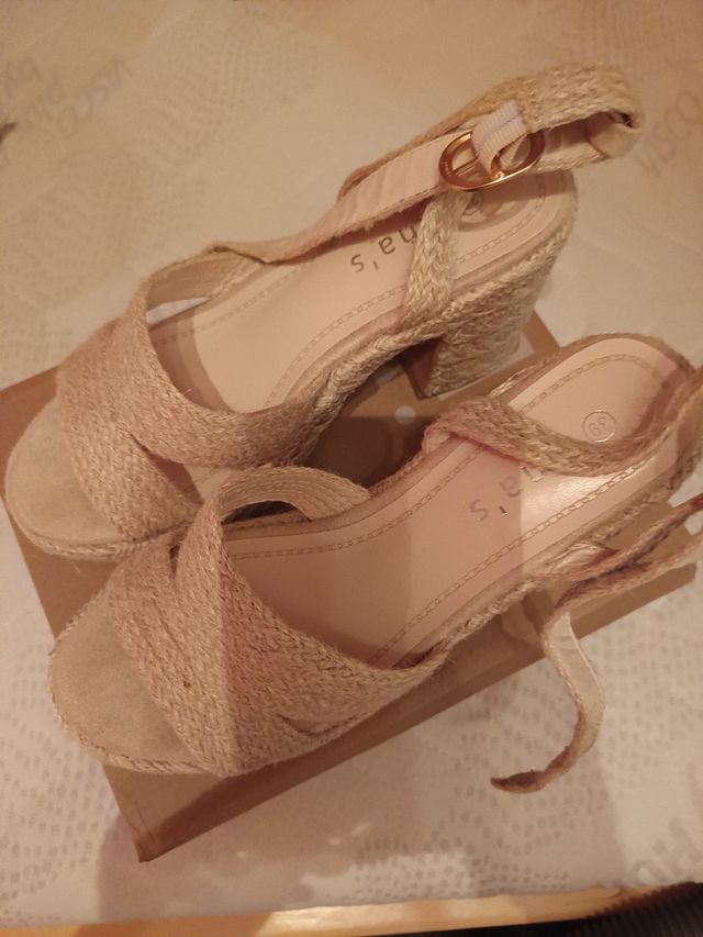 Sandalias cuña beige mujer