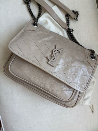 Bolso Yves Saint Laurent Beige
modelo Niky