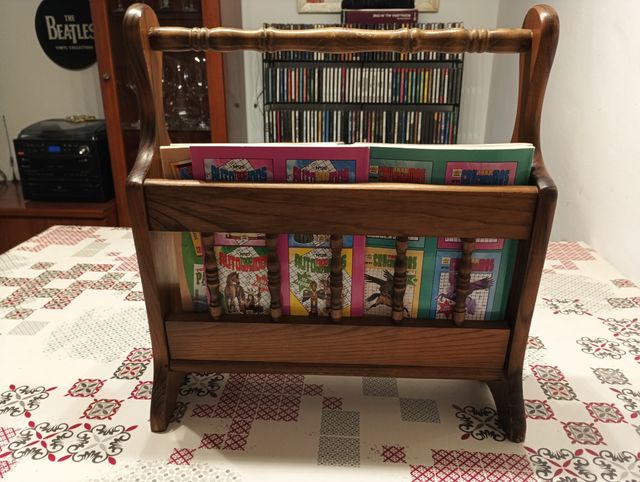 Revistero madera marrón