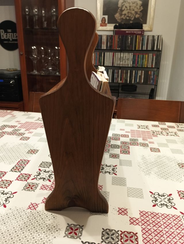 Revistero madera marrón