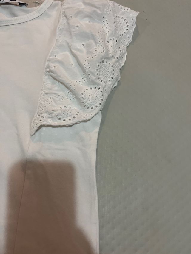 Maglietta bianca con volant