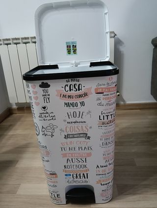 Cubo basura blanco estampado con leterings varios
