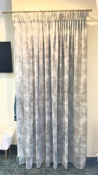 Colcha y cortinas dormitorio turquesa y dorado