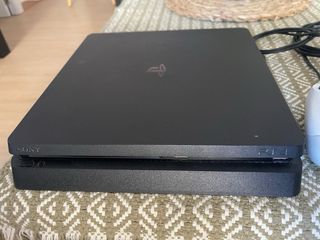 PS4 (PlayStation 4) 1TB + 2 mandos