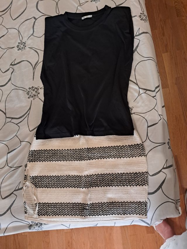 Conjunto minifalda beige/negra de punto y camiseta