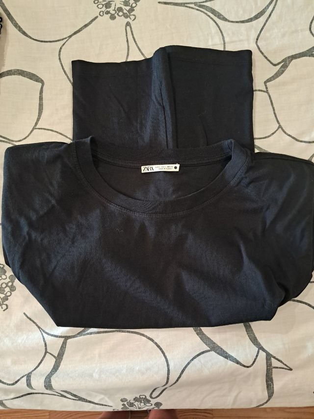 Conjunto minifalda beige/negra de punto y camiseta