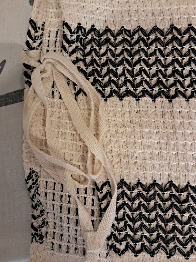 Conjunto minifalda beige/negra de punto y camiseta