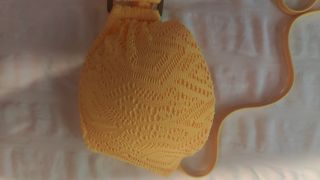 Parte de arriba de bikini amarillo 