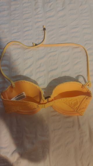 Parte de arriba de bikini amarillo 