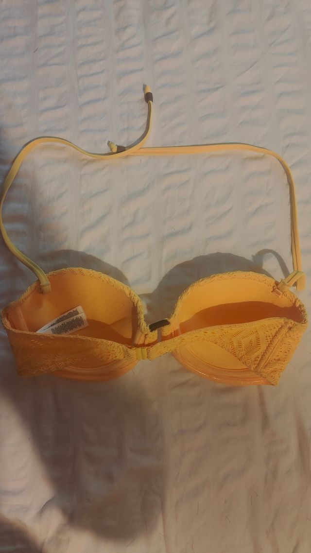 Parte de arriba de bikini amarillo