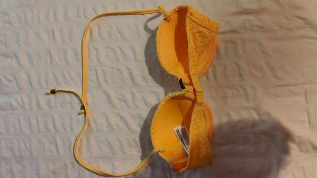 Parte de arriba de bikini amarillo