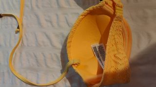 Parte de arriba de bikini amarillo 